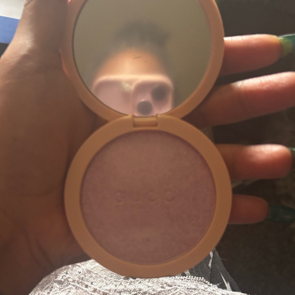 Gucci Glow Highlighter in Black and White - Picture 3 of 4